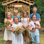 KWG begrüßt fliegende Mieter in neuem Zuhause – Kinder vom Agenda-Diplom richten Insektenhotel ein