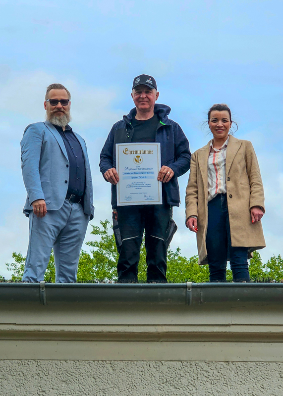 Tobias Dorn (KWG) gratuliert Torsten Görlich (DKS) zum 25-jährigen Jubiläum